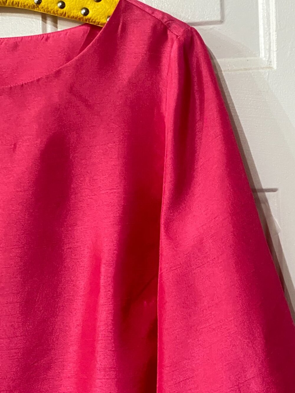 Chicos Sz 2 (L) Blouse 3/4 Sleeve Round Neck Shiny Hot Pink Polyester - Picture 4 of 9